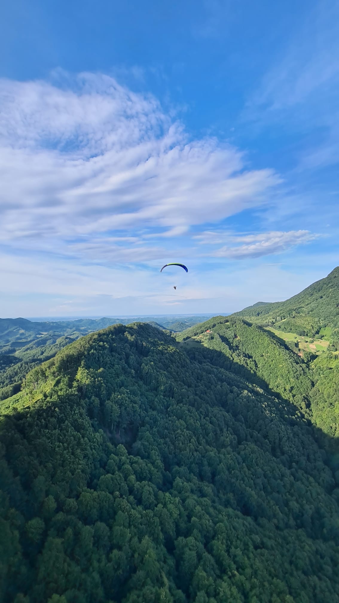 Let iznad zelenih brežuljaka